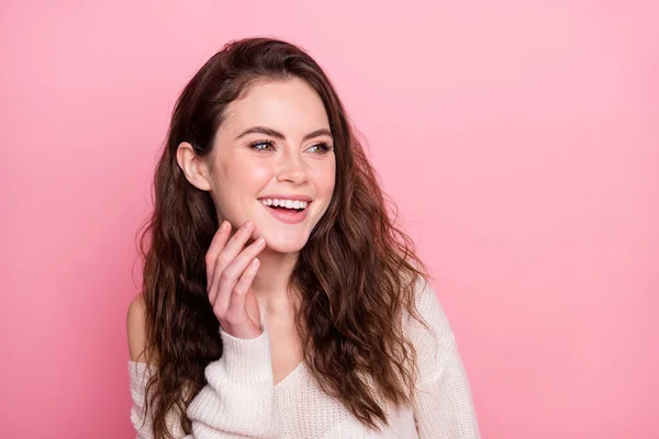 Retrato de dedos do braço menina muito satisfeito no queixo olhar espaço vazio sorriso de dente isolado no fundo cor-de-rosa — Fotografia de Stock