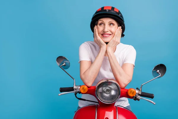 Porträt von attraktiven verträumt fröhliche Frau Motorrad fahren Denken Kopie Raum isoliert über helle blaue Farbe Hintergrund — Stockfoto