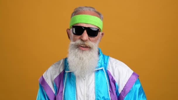 Homme âgé insouciant faire signe cornu punk crier isolé briller fond de couleur — Video