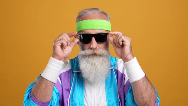 Ηλικιωμένος προπονητής αφής specs έτοιμο κερδίσει ανταγωνισμό απομονωμένο φωτεινό φόντο χρώμα — Αρχείο Βίντεο
