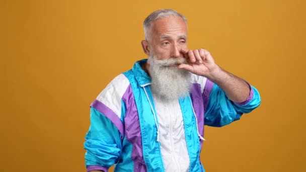 Sportieve man van middelbare leeftijd voor te bereiden gebeurtenis geïsoleerde levendige kleur achtergrond — Stockvideo