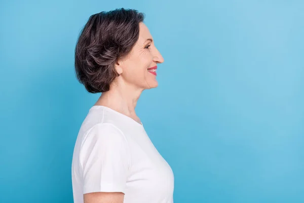 Profiel zijaanzicht portret van aantrekkelijke vrolijke vrouw kopieer lege lege ruimte plaats geïsoleerd over helder blauwe kleur achtergrond — Stockfoto