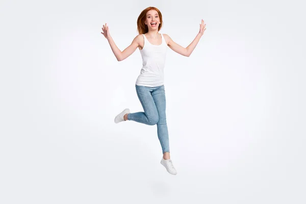 Photo de profil pleine longueur de coiffure orange excitée dame saut porter jeans haut blanc isolé sur fond de couleur vive — Photo