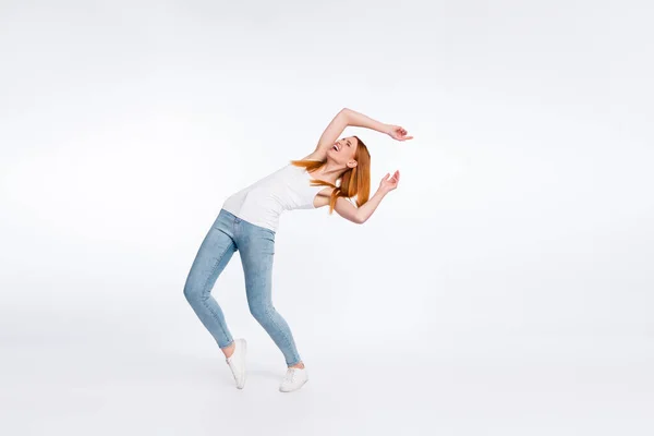 Pleine taille profil photo de drôle de mignon rouge coiffure dame danse porter blanc top jeans isolé sur fond de couleur vive — Photo