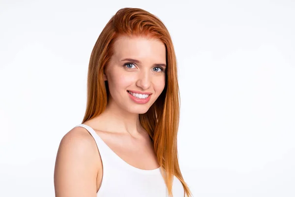 Foto de menina atraente jovem feliz sorriso positivo dente confiante cabelo vermelho isolado sobre fundo de cor cinza — Fotografia de Stock