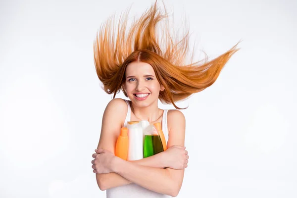 Foto de niña feliz sonrisa positiva viento pelo abrazo abrazo botella gel loción aislado sobre fondo de color gris — Foto de Stock