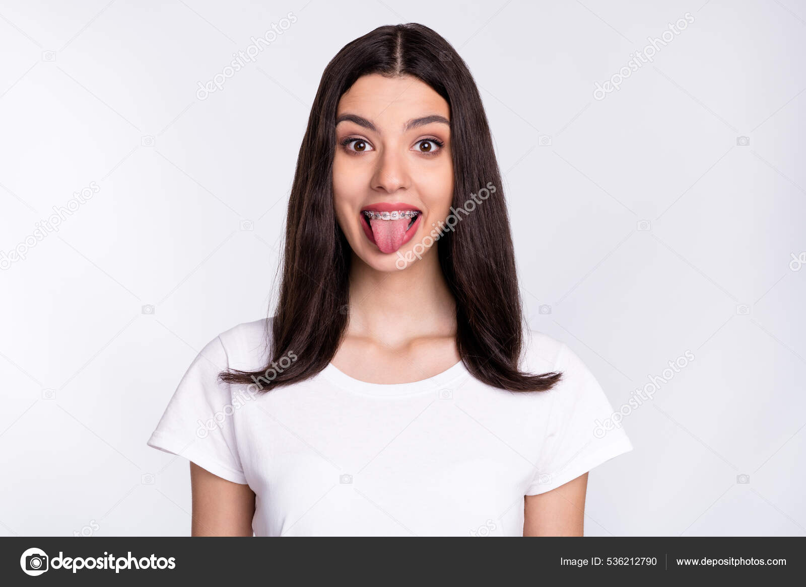 Портрет Привлекательной Веселой Глупой Девушки Гримасы Весело.