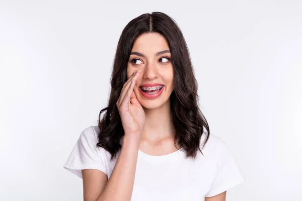 Foto de mujer bastante dulce vestida ropa casual sonriente haciendo anuncio buscando espacio vacío aislado color blanco fondo — Foto de Stock