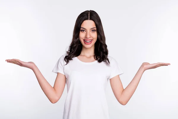 Φωτογραφία από αρκετά αξιολάτρευτο νεαρή κοπέλα φορούν casual στολή χαμογελώντας συγκρίνουν τα χέρια κενό χώρο απομονωμένο λευκό φόντο χρώμα — Φωτογραφία Αρχείου