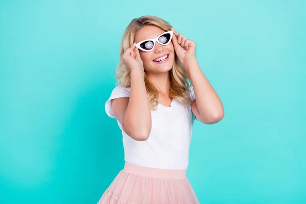 Foto von charmanten Reisenden Dame glänzend verträumtes Lächeln tragen Sonnenbrille weißes T-Shirt isoliert Aquamarin Farbe Hintergrund — Stockfoto