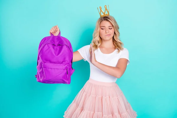 Foto de arrogante princesa dama bolsa de espera mostrar negar signo de desgaste corona blanca camiseta aislado color aguamarina fondo — Foto de Stock