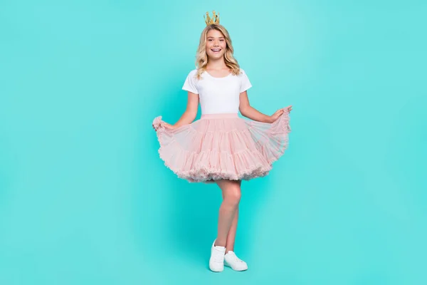 Foto de la reina del baile adolescente dama posando desgaste corona blanco camiseta rosa falda aislado color aguamarina fondo — Foto de Stock
