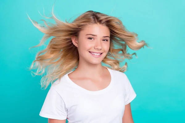 Foto van mooie rustige dame tand stralende glimlach dragen witte t-shirt geïsoleerde aquamarijn kleur achtergrond — Stockfoto
