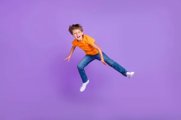 전체 몸길이 사진 소년 행복하게 뛰어오르는 부주의 로 격리 된 파스텔 보라색 배경을 즐겨 — 스톡 사진