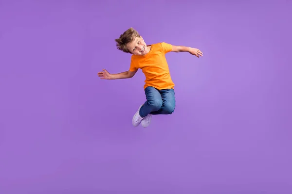 Pleine longueur taille du corps photo garçon sautant négligemment joyeux heureux isolé fond de couleur violet pastel — Photo