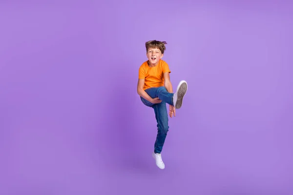 Повна довжина тіла фото хлопчик стрибає недбало веселий ізольований пастельний фіолетовий кольоровий фон — стокове фото