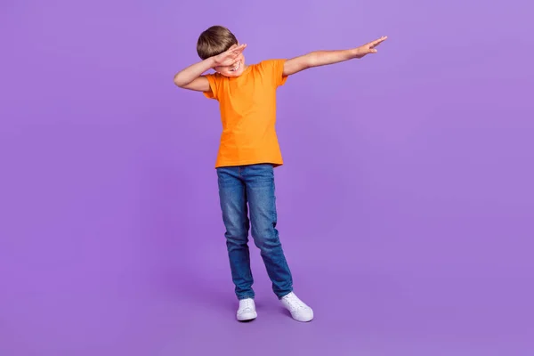 Full längd kropp storlek foto pojke i elegant outfit dans visar dab tecken isolerad pastell lila färg bakgrund — Stockfoto