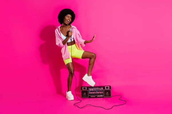 Foto de funky encantadora mujer de piel oscura vestido top de la cosecha sonriente micrófono boombox espacio vacío aislado color rosa fondo — Foto de Stock