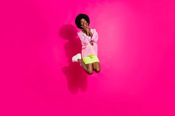 Full storlek foto av unga glada afrikanska flicka glad positiv leende förvånad förvånad hoppa isolerad över rosa färg bakgrund — Stockfoto