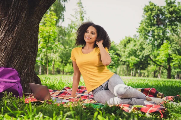 Retrato de menina sonhadora alegre atraente sentado na capa fazendo chamada de vídeo falando na floresta ao ar livre — Fotografia de Stock