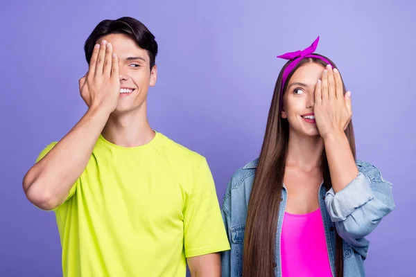 Foto de casal curioso palma tampa um olho olhar uns aos outros desgaste pin-up roupa isolado cor violeta fundo — Fotografia de Stock