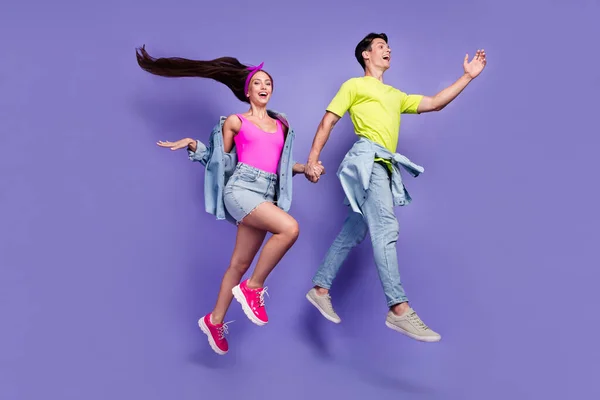 Perfil foto de alegre feliz amigos casal salto correr desgaste ganga pin-up roupa isolado cor violeta fundo — Fotografia de Stock