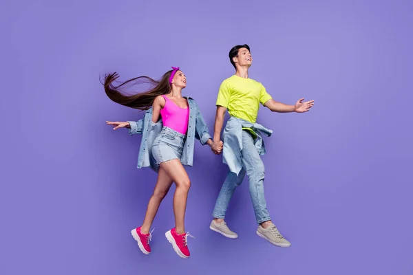 Profil fotografie vintage romantický pár 80s skok držet ruce nosit pin-up outfit izolované fialové barvy pozadí — Stock fotografie
