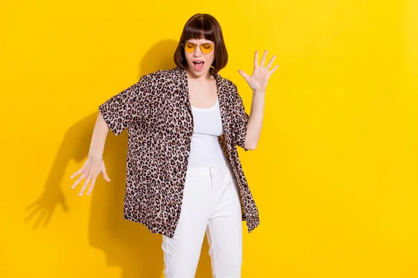 Foto av rolig tjusig dam dans sjunga bära glasögon leopard skjorta isolerad på levande gul färg bakgrund — Stockfoto