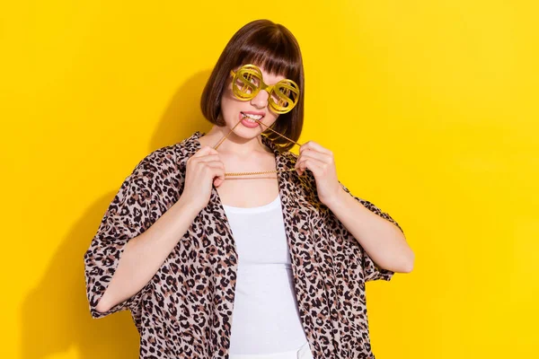 Foto di fantasia giovane signora morso catena usura occhiali accessori camicia leopardo isolato su sfondo di colore giallo — Foto Stock
