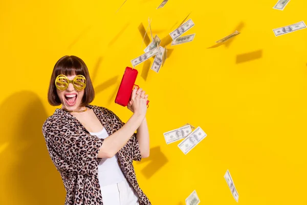 Фото фанки юной леди играть деньги пистолет носить очки цепи леопарда рубашку изолированы на желтом фоне цвета — стоковое фото