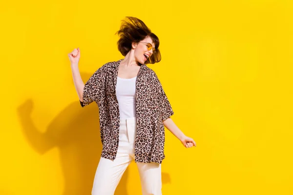 Foto do perfil de hooray jovem senhora dança desgaste óculos leopardo camisa isolada no fundo de cor amarela — Fotografia de Stock