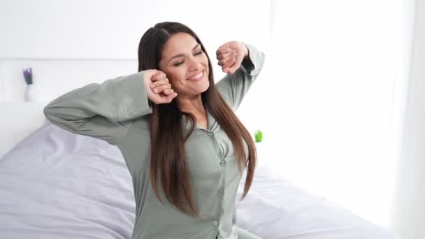 Pretty lady cieszyć się miękka drzemka rozciągnąć ręce siedzieć łóżko w wygodnym pokoju — Wideo stockowe