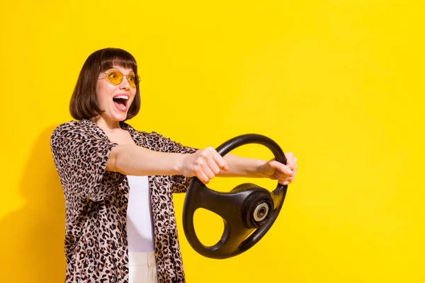 Φωτογραφία από εντυπωσιασμένη νεαρή κοπέλα οδήγησης εξετάσουμε κενό χώρο φορούν πουκάμισο eyewear απομονώνονται σε κίτρινο χρώμα φόντο — Φωτογραφία Αρχείου