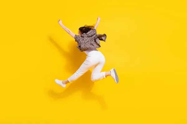 Volledige lengte lichaam grootte achterkant achter uitzicht van mooie gekke vrije meisje springen plezier verheugen succes geïsoleerde heldere gele kleur achtergrond — Stockfoto