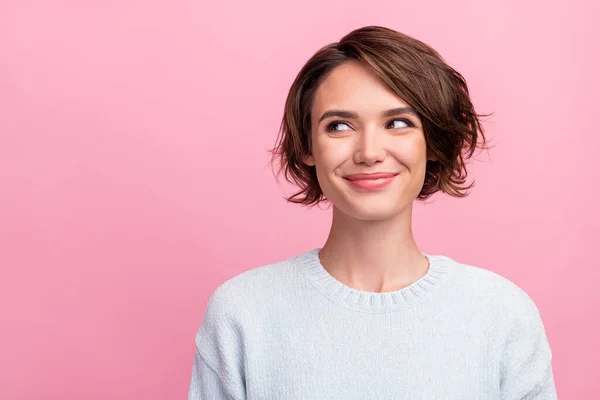 Foto av unga glada positiva drömska kvinna ser tomt utrymme gott humör isolerad på rosa färg bakgrund — Stockfoto