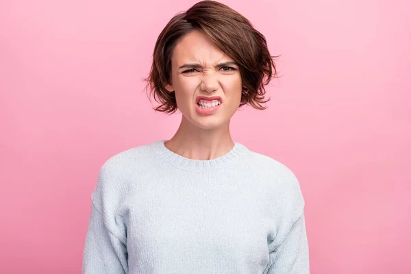 Φωτογραφία από δυστυχισμένη αναστατωμένος θυμωμένος νεαρή γυναίκα κακή διάθεση θυμωμένος πρόσωπο επιθετική απομονώνονται σε ροζ φόντο χρώμα — Φωτογραφία Αρχείου