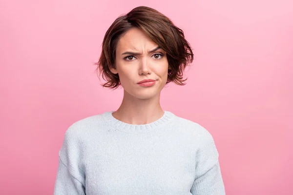 Foto di infelice giovane donna cattivo umore irritato problema sollevare il sopracciglio isolato su sfondo di colore rosa — Foto Stock