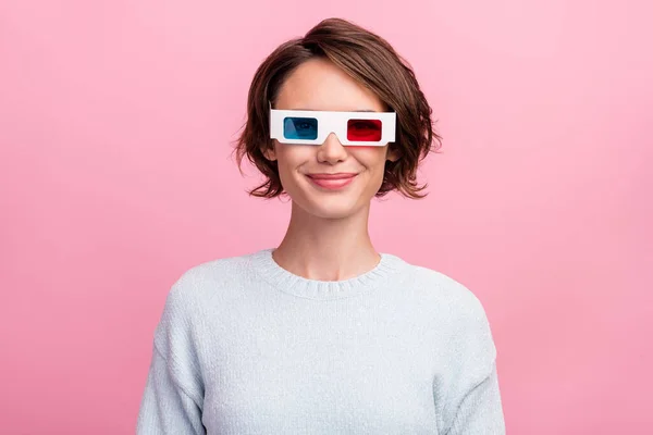 Bild av charmig glad ung kvinna bära 3D-glasögon titta på film njuta av helgen isolerad på rosa färg bakgrund — Stockfoto