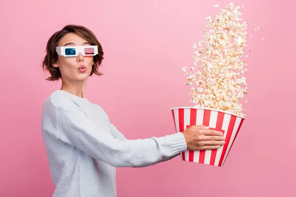 Photo of funky amazed positive happy young woman wear 3d glasses hold throw popcorn isolated on pink color background — Stock Photo, Image