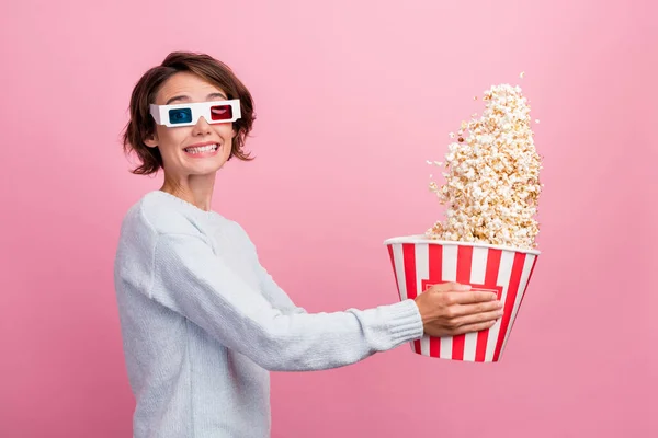Photo of crazy lady hold popcorn bucket throw food wear 3d glasses blue sweater isolated pink color background — Stock Photo, Image