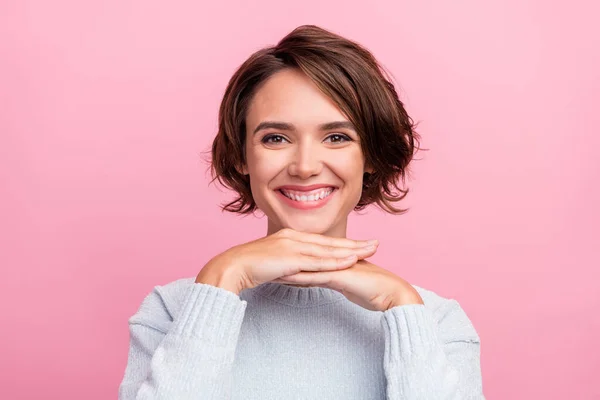 Фото чарівної щасливої молодої жінки тримає руку на обличчі гарний настрій клініка відбілювання зубів ізольовано на рожевому кольоровому фоні — стокове фото