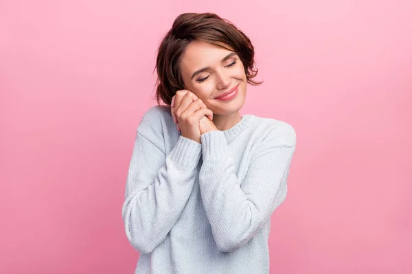 Foto de adorável feliz positivo jovem mulher segurar mão face humor tranquilo isolado no fundo cor-de-rosa — Fotografia de Stock