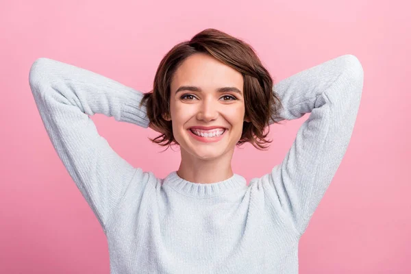 Ovanför hög vinkel visa foto av glada positiva glada glada kvinna händer bakom huvudet njuta isolerad på rosa färg bakgrund — Stockfoto