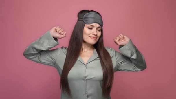 Wanita cantik meregangkan tangan kesehatan tidur siang terisolasi warna latar belakang pastel — Stok Video