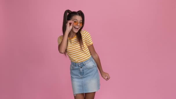 Funky χαριτωμένο γλυκό παιδί απολαμβάνουν ελεύθερο χρόνο θέτοντας απομονωμένο φόντο παστέλ χρώμα — Αρχείο Βίντεο