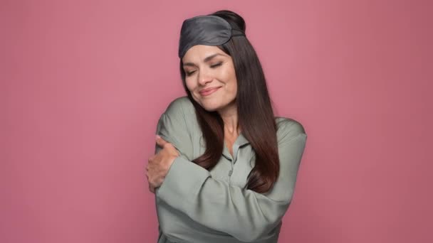 Senhora encantadora como tecido sono desgaste abraço isolado pastel cor fundo — Vídeo de Stock