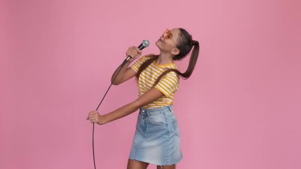 Despreocupado niño pequeño cantar melodía rock realizar aislado pastel color fondo — Vídeo de stock