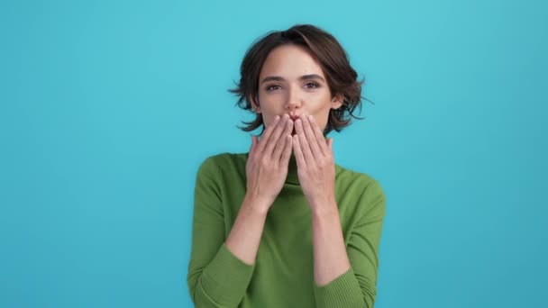 Dame senden Luft küssen Freund machen Herz Zeichen isoliert blaue Farbe Hintergrund — Stockvideo
