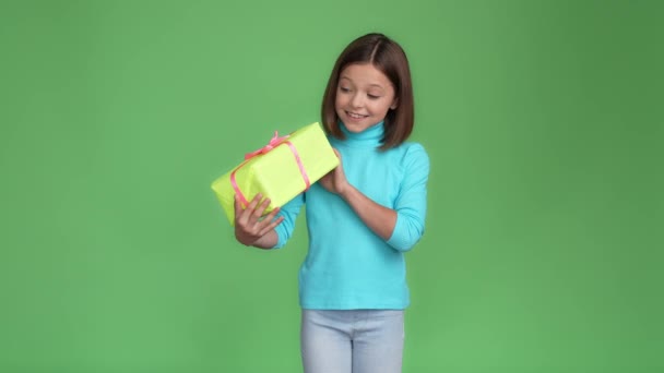 Schoolkid Kuschelwunsch Paket genießen isolierte grüne Farbe Hintergrund — Stockvideo