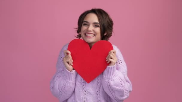 Lovely Lady show szív ajándék ölelés küld levegő csók elszigetelt pasztell szín háttér — Stock videók